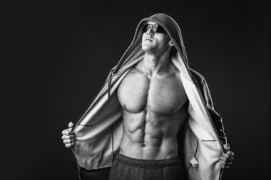 Kas göğüs ve abs adam gösterir