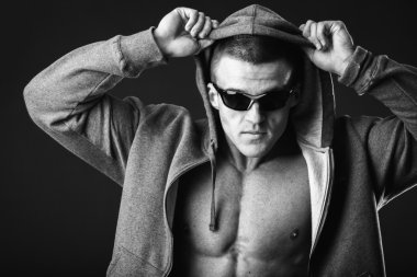 Kas göğüs ve abs adam gösterir