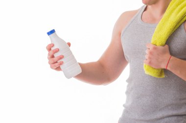 Bir şişe süt Holding'in atletik erkek
