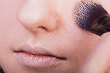Uygulama modeli'nın yüzündeki tozu