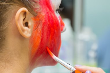 Kız yüzünde yaratıcı makyaj uygulamak