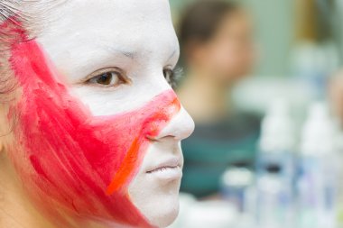 Yaratıcı makyaj ile genç kız