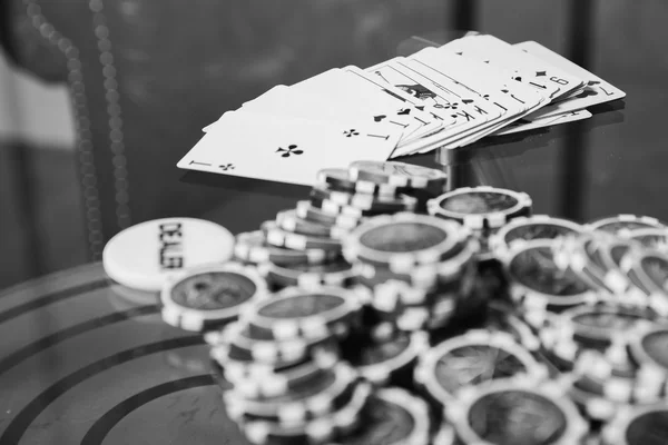 Karty pokerowe i żetony — Zdjęcie stockowe