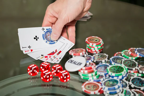 Πόκερ στο χέρι κάρτες και μάρκες — Φωτογραφία Αρχείου