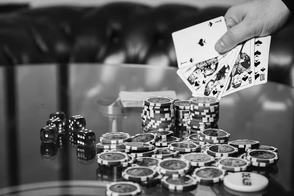 Carte da poker in mano e chips — Foto Stock
