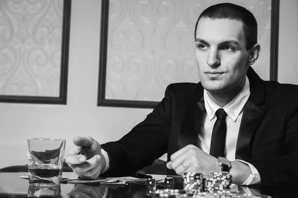 Jugador de poker en el casino — Foto de Stock