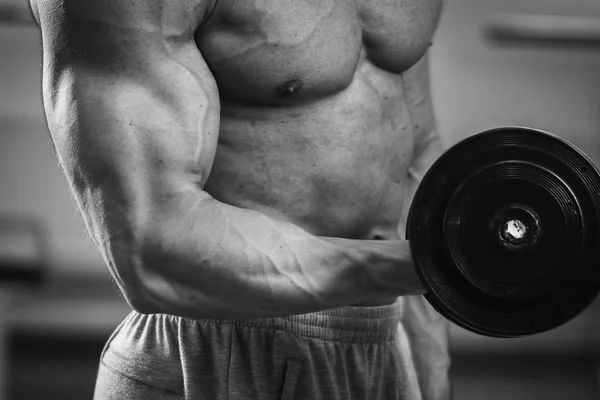 Man aan het trainen met halters — Stockfoto