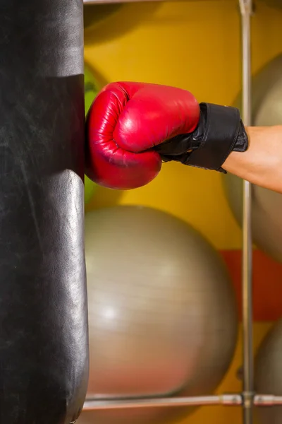 Boxing glove hit a punching bag — Stock Photo, Image