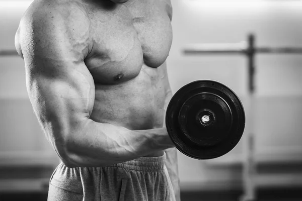 Hombre haciendo ejercicio con pesas —  Fotos de Stock