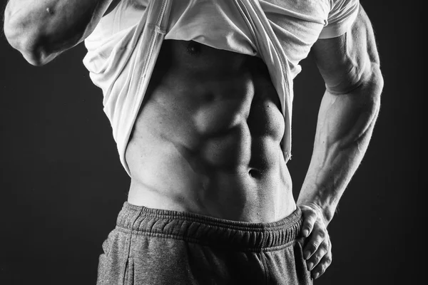 El hombre muestra sus músculos abdominales —  Fotos de Stock