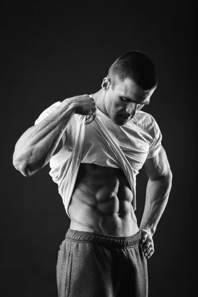 Homem mostra seus músculos abdominais — Fotografia de Stock