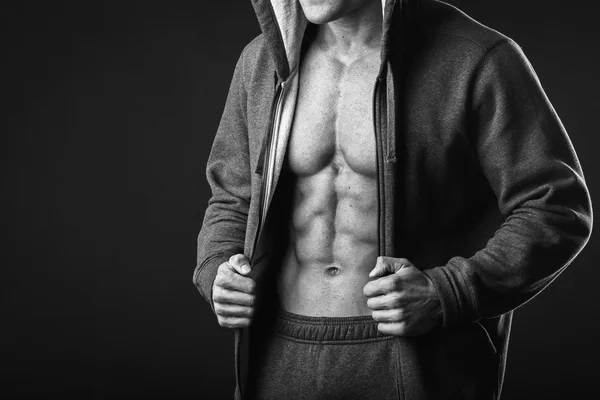 Muskulös ung man i Hoodjacka — Stockfoto