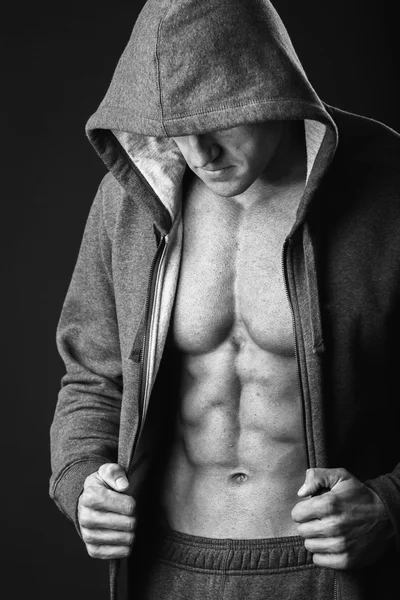 근육 질의 젊은 남자 후드 자 켓 — 스톡 사진