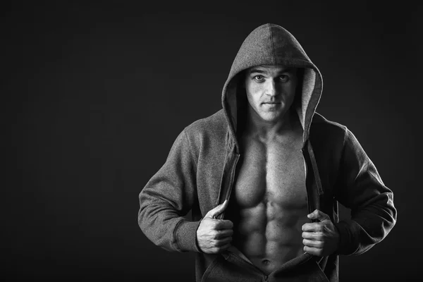 Muskulös ung man i Hoodjacka — Stockfoto
