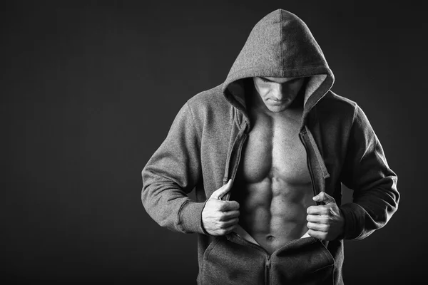 Jovem musculoso em casaco capuz — Fotografia de Stock