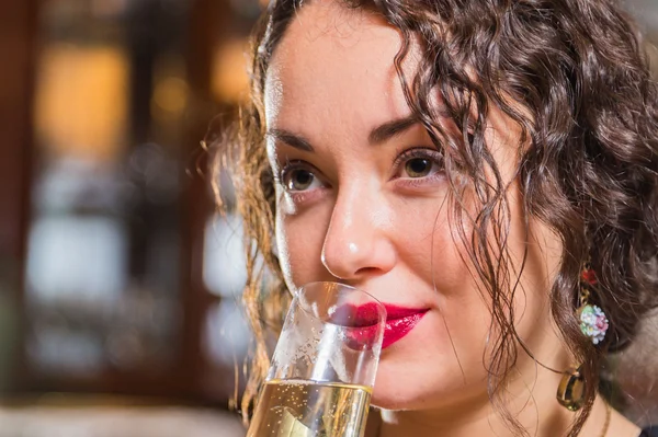 Donna che beve champagne — Foto Stock