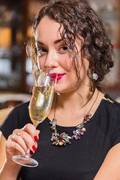 Mujer bebiendo champán — Foto de Stock