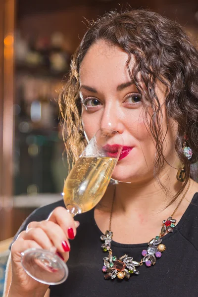 Жінка п'є шампанське — стокове фото