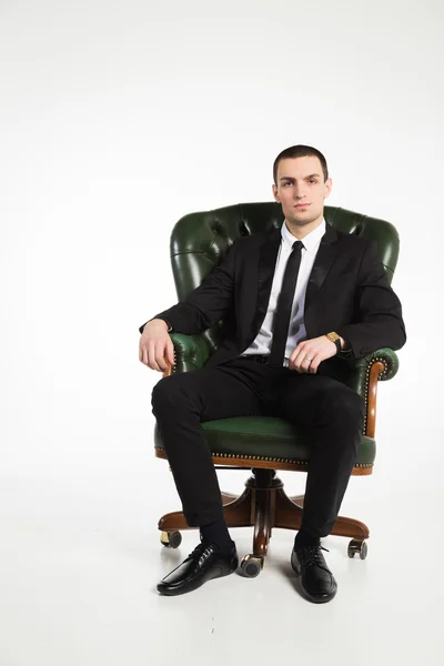 革張りの椅子に座っている男性のビジネスマン — ストック写真