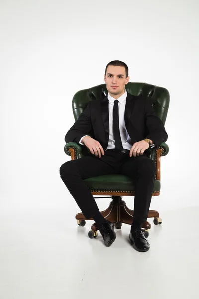 Hombre de negocios sentado en silla de cuero —  Fotos de Stock