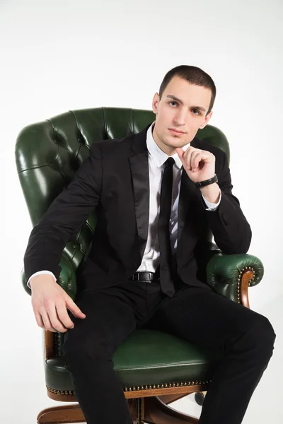 革張りの椅子に座っている男性のビジネスマン — ストック写真