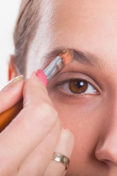 Maquillaje artista pinta las cejas —  Fotos de Stock