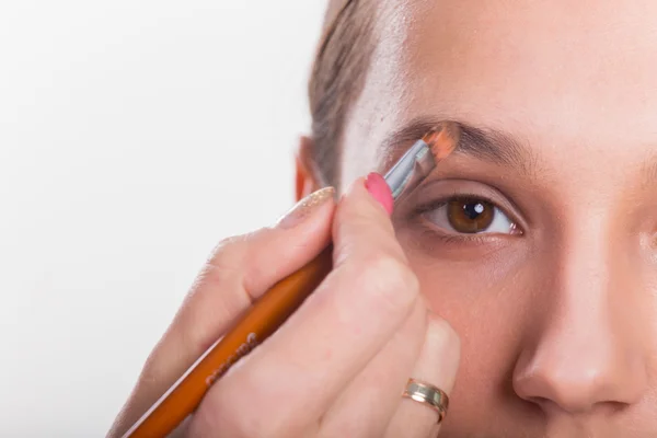 Make-up artiest schildert de wenkbrauwen — Stockfoto