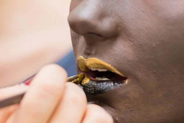 Χρυσή χείλη στο πρόσωπό του σκοτεινό μακιγιάζ — Φωτογραφία Αρχείου