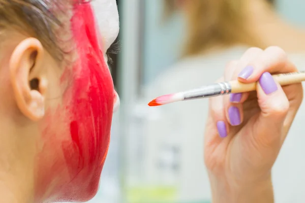 Applying creative makeup on girl face — Stock Photo, Image