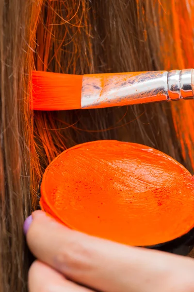 Maquillaje artista pinta el cabello en naranja —  Fotos de Stock