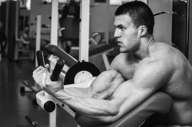 ağırlıklar ile çalışma dışarı adam