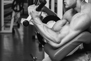 ağırlıklar ile çalışma dışarı adam