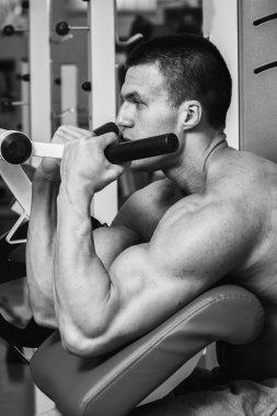 ağırlıklar ile çalışma dışarı adam