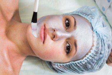 Güzel kadın yüz tedavi gören.