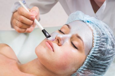 Güzel kadın yüz tedavi gören.