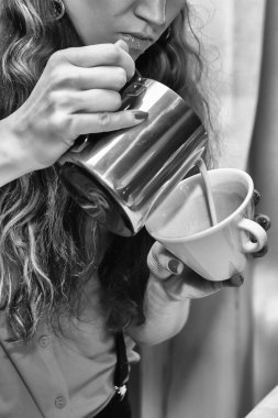 Kız yapar kahve kullanarak kahve makinesi.