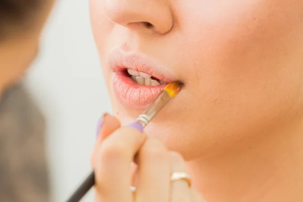 Proceso de maquillaje de labios —  Fotos de Stock