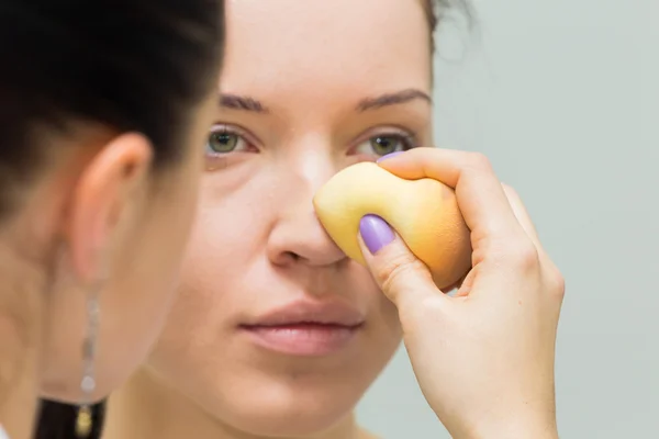 Application of powder on the model's face