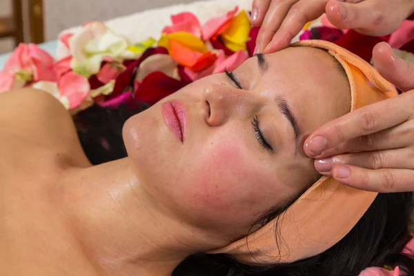 Mujer joven recibiendo máscara facial — Foto de Stock