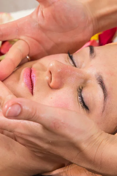 Mujer joven recibiendo máscara facial — Foto de Stock