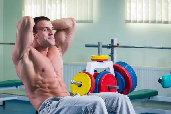 Homem treina músculos abdominais — Fotografia de Stock