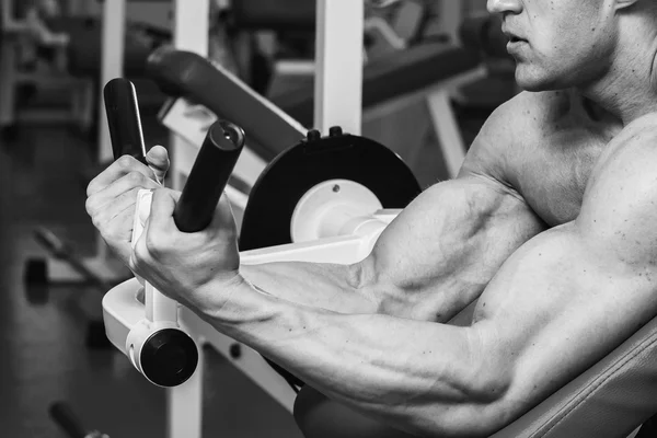 Man aan het werk uit met gewichten — Stockfoto