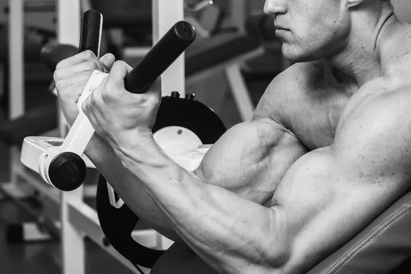 Man aan het werk uit met gewichten — Stockfoto