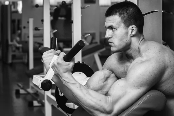 Mann trainiert mit Gewichten — Stockfoto