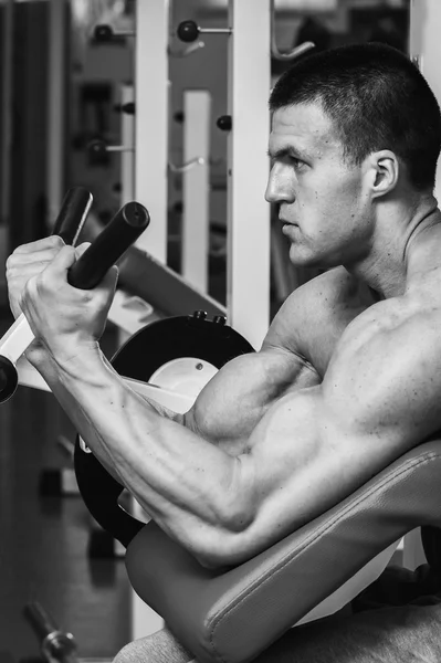 Man working out with weights — Stock Photo, Image