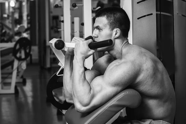 Man aan het werk uit met gewichten — Stockfoto