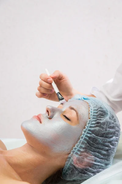 Mulher bonita recebendo tratamento facial . — Fotografia de Stock