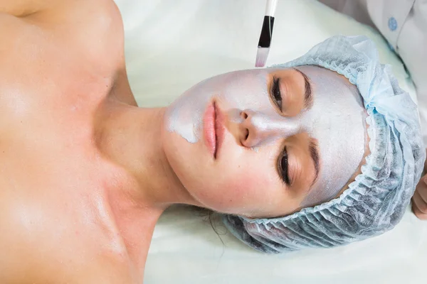 Pretty woman receiving facial treatment. — Stock Photo, Image