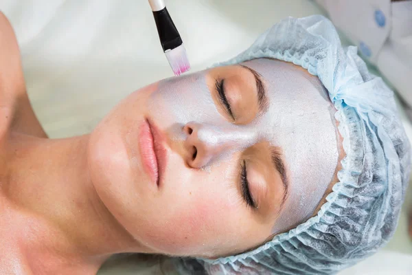 Güzel kadın yüz tedavi gören.