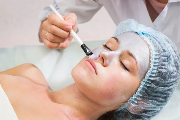 Güzel kadın yüz tedavi gören.